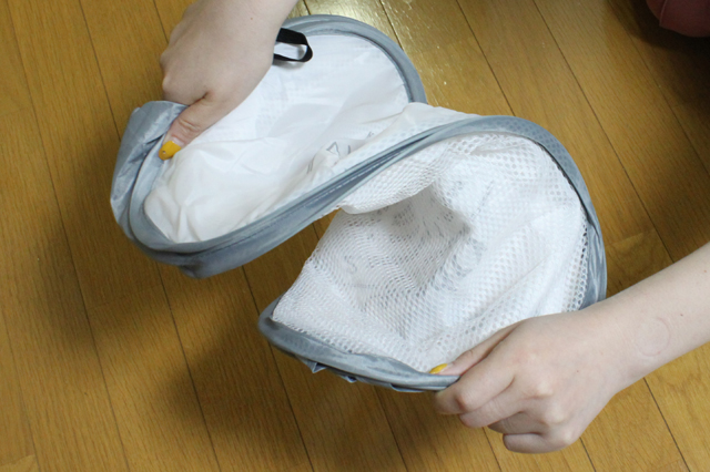 3COINS（スリーコインズ　3コインズ）のPOP UPバスケットを広げている様子