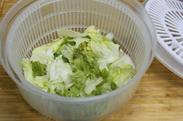 3COINS（スリーコインズ）のサラダスピナーに野菜をセット