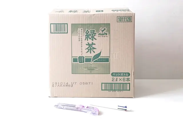 ペットキャリー作りに使用する緑茶のダンボールとカッター、ボールペン