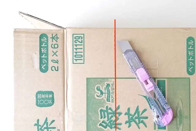 段ボール箱で作るペットキャリーのDIY工程:ダンボールに折れ線を入れる