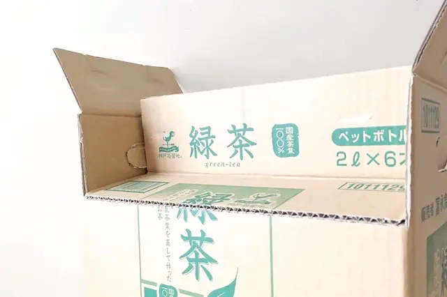 段ボール箱で作るペットキャリーのDIY工程:ダンボール山折りする