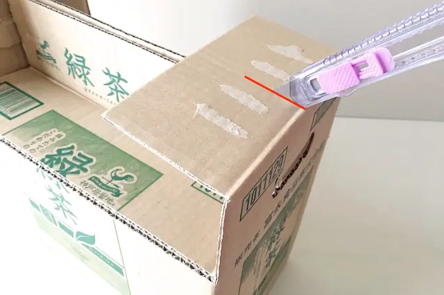 段ボール箱で作るペットキャリーのDIY工程:ダンボールに切れ目を入れる