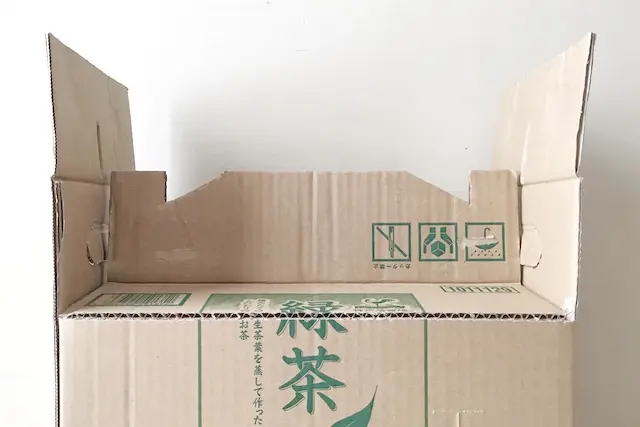 段ボール箱で作るペットキャリーのDIY工程:ダンボールをカットする