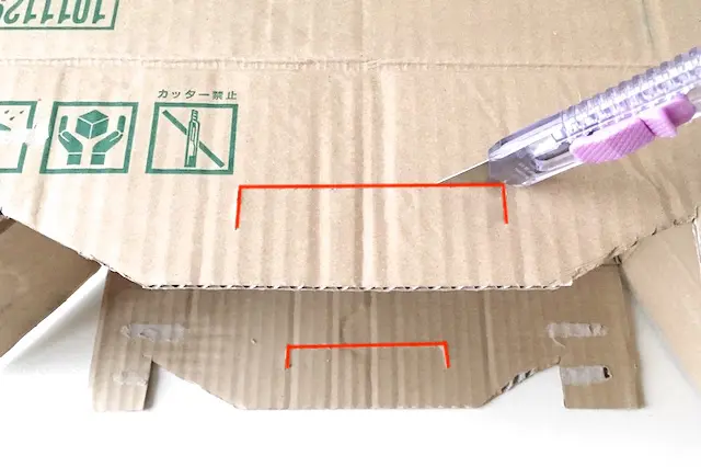 段ボール箱で作るペットキャリーのDIY工程:コの字型の切れ目を入れて、持ち手を作る