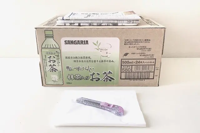 段ボール箱で作る猫用トイレの材料:ダンボール、カッター、新聞紙、ゴミ袋