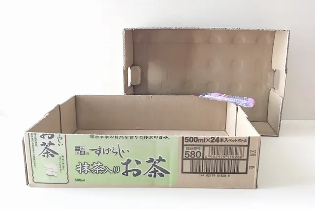 段ボール箱で作る猫用トイレのDIY工程:ダンボールをスライスする