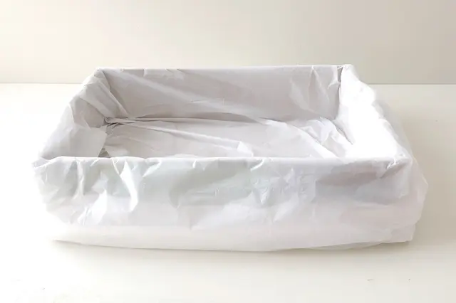 段ボール箱で作る猫用トイレのDIY工程:ゴミ袋でダンボールを覆う
