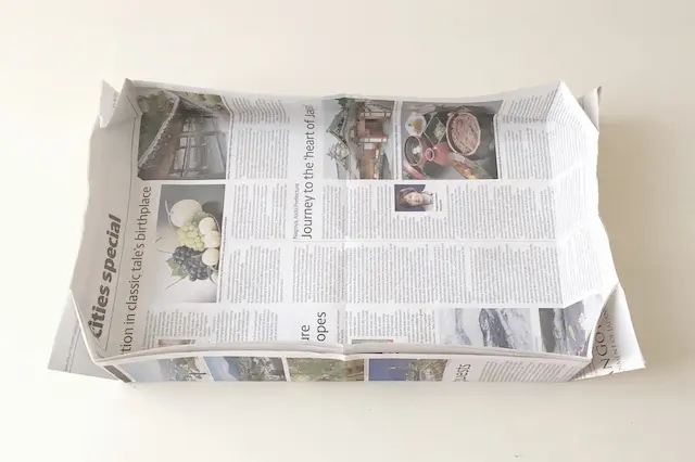 段ボール箱で作る猫用トイレのDIY工程:新聞紙を折る