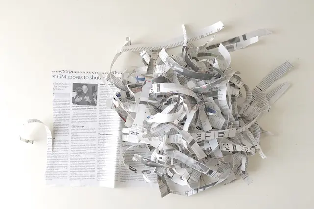段ボール箱で作る猫用トイレのDIY工程:新聞紙を裂く