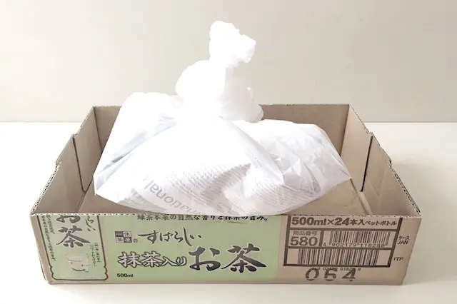 ダンボール猫用トイレのゴミ袋を捨てる様子