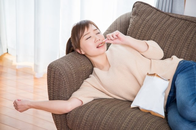 【円満二人暮らしのコツまとめ】だらける女性