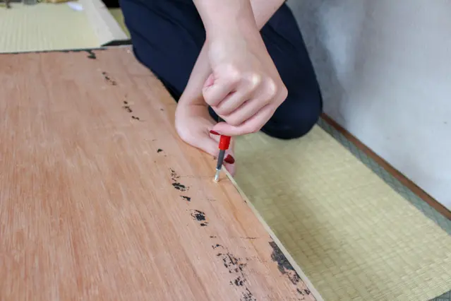壁面ディスプレイのDIY工程:柱と棚板の2×4材にネジで固定する