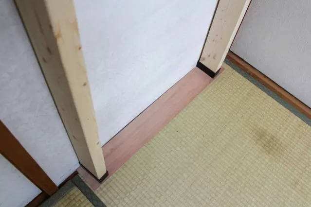 壁面ディスプレイのDIY工程:ラブリコ「アジャスター」を使って壁に設置する"