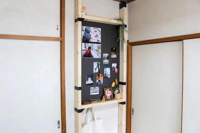部屋の微妙なスペースに壁面ディスプレイをDIYした様子