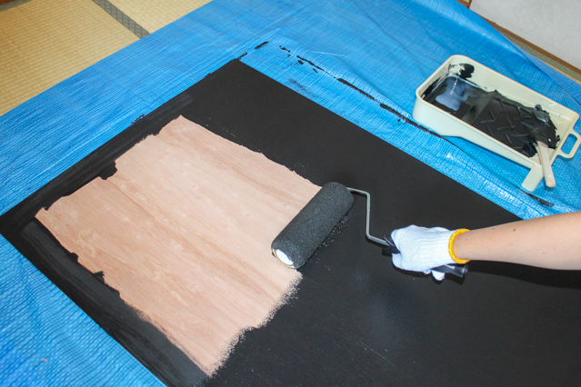 壁面ディスプレイのDIY工程：ムラができないよう均一に塗る