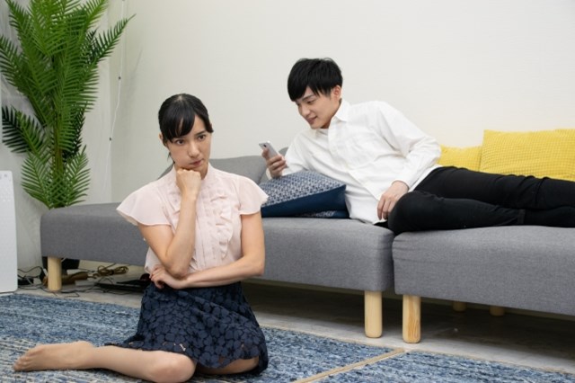 【二人暮らしの不満あるあると解消方法】不満そうな女性