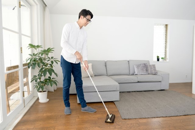 【二人暮らしの不満あるあると解消方法】掃除する男性
