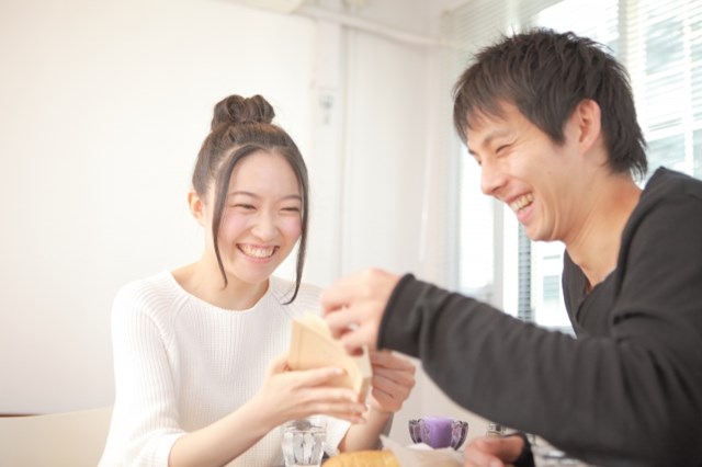 【円満二人暮らしのコツまとめ】乾杯するカップル