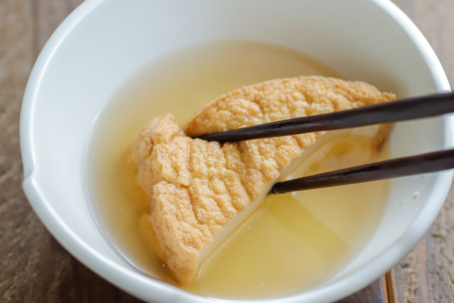 セブンイレブンのコンビニおでん「味しみ絹厚揚げ」を箸で割る