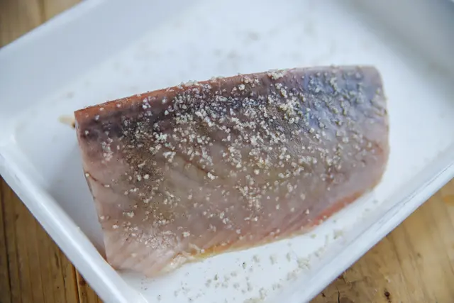一人暮らし作り置きレシピ「カツオの自家製ツナ」の作り方:カツオの全体に塩、こしょうをまんべんなくふり、10分ほど置く
