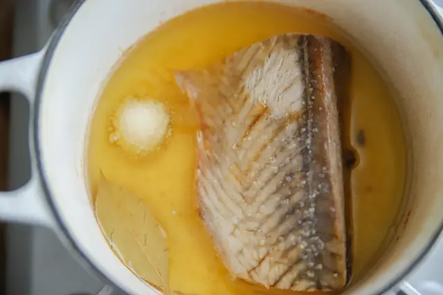 一人暮らし作り置きレシピ「カツオの自家製ツナ」の作り方:カツオと調味料を鍋に入れ加熱する