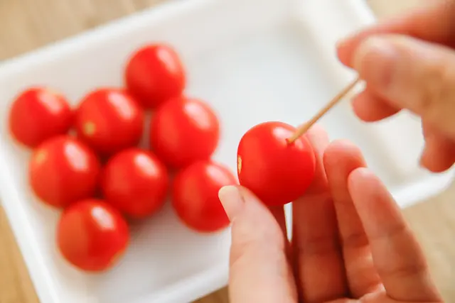 一人暮らし作り置きレシピ「ミニトマトのピクルス」の作り方:つまようじでミニトマトに穴をあける