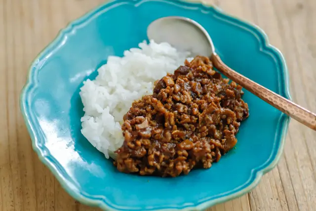 一人暮らし作り置きレシピ「肉ときのこの甘辛そぼろ」にカレー粉を加えた様子
