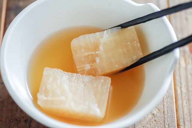 2019年ファミリーマートコンビニおでん「厚切大根」のつゆが染みこんだ断面