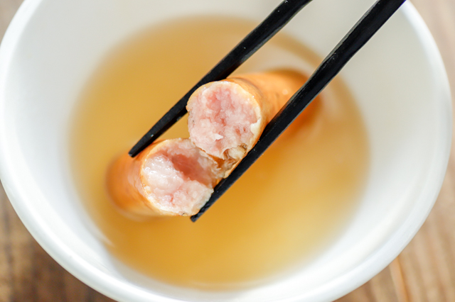2019年ファミリーマート今年のイチ押しコンビニおでん「熟成あらびきウインナー」を箸で割る