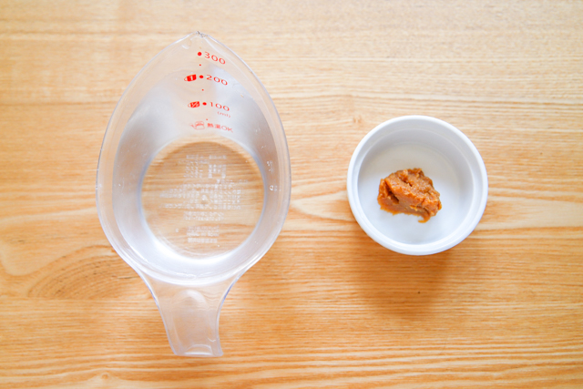 一人鍋のアイデアレシピ「鮭ときのこのシチュー鍋」に必要な調味料もこれだけ!