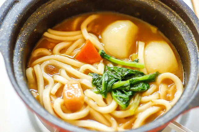 一人鍋のアイデアレシピ「手羽先とかぶのカレー鍋」のシメにうどんを入れた様子
