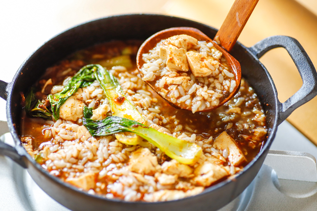 一人鍋のアイデアレシピ「ホット&スパイシーな湯豆腐!」にご飯を入れて雑炊にした様子