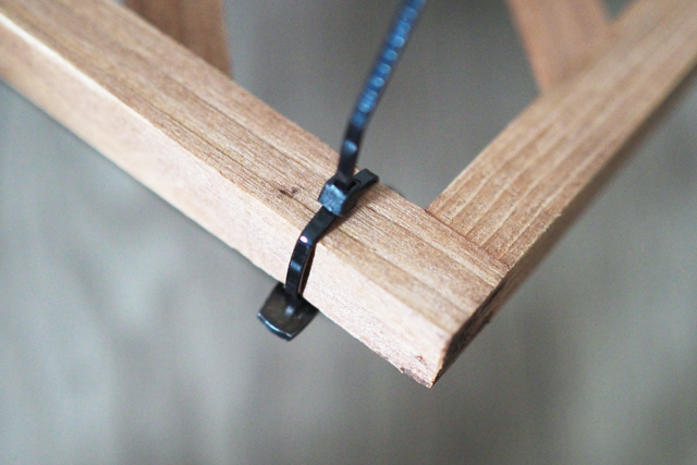 100均の材料で作るスリッパ収納のDIY工程:裏側から見るとこんな感じ。バンドの余った部分はギリギリのところでカットしてOK