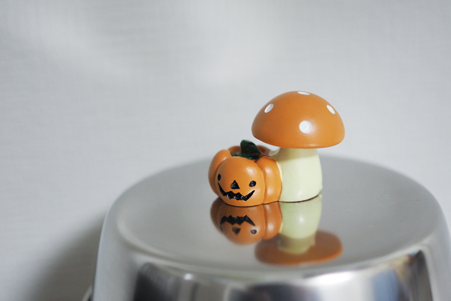 フタの上に100均のハロウィンモチーフアイテムを取り付けた様子