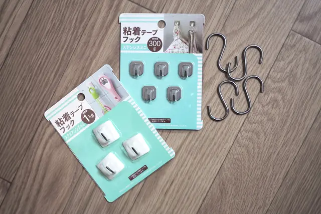粘着タイプのフックとS字フック|100円ショップ