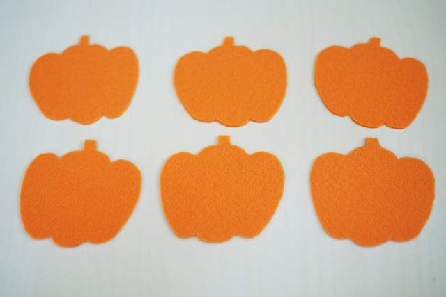 簡単！100均フェルトのハロウィンガーランドの作り方：フェルトをかぼちゃ型にカット