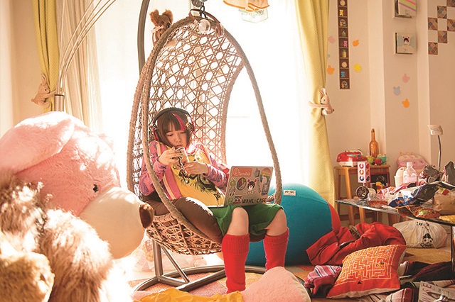 部屋でも光のキャラク ターを表現。物が散乱 しているだけでなく、光の好物であるすっぱいスナック菓子が置いてあるなど、細部までこだわっている