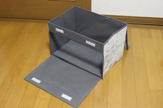 3COINS(スリーコインズ 3コインズ)の前開き収納BOXの前面を開いた様子
