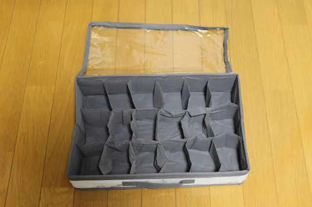 3COINS(スリーコインズ 3コインズ)の透明フタ付き18仕切りBOX