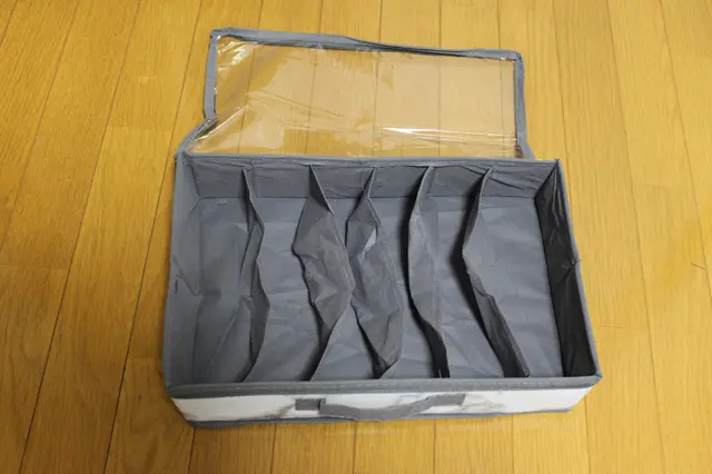 3COINS(スリーコインズ 3コインズ)の透明フタ付き6仕切りBOX