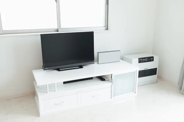 シンプルライフを送っている整理収納アドバイザーFujinaoさん宅のリビングにある白いテレビ台収納