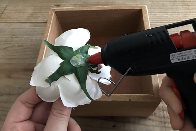 グルーでドライフラワー(造花)をフラワーボックスに固定する