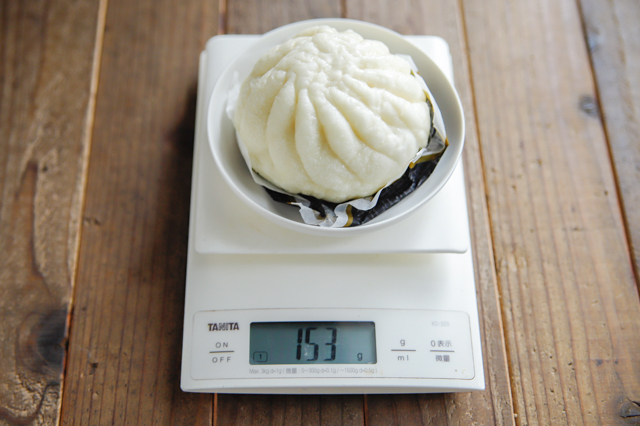 コンビニのプレミアム肉まん食べ比べ!【セブンイレブン・ローソン・ファミリーマート】|ファミリーマートの極旨 黒豚まん
