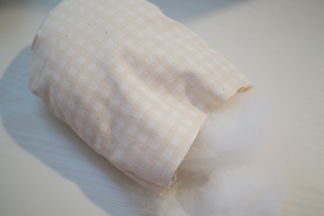 サニーマットの作り方：綿を詰める