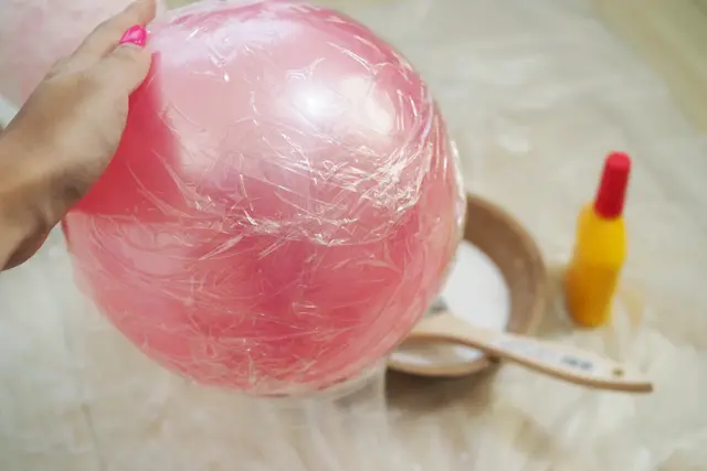 【100均DIY】麻ひもを使ったランプシェード_ラップをピッタリと貼り付ける
