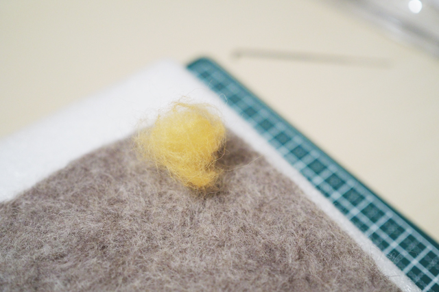 【100均DIY】ふんわりかわいい!羊毛フェルトを使った鍋敷きの作り方_水玉模様にするため、軽く丸めた羊毛を乗せた様子