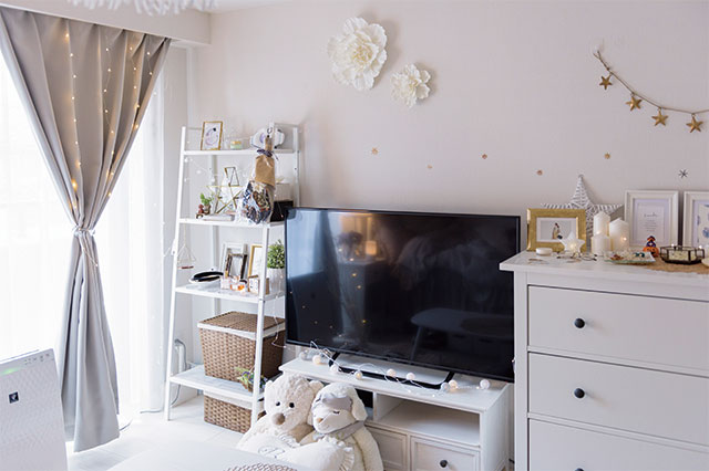 Instagramで人気のKanaさんのお部屋。プチプラインテリアが可愛くレイアウトされたテレビまわり