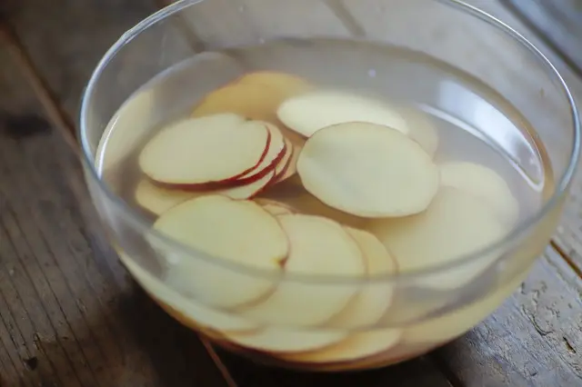 簡単&絶品!レンジで作れるカリッカリの「大学いもチップス」レシピ 薄切りのさつまいもを水に浸した様子