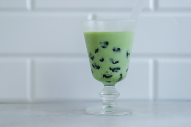おうちタピ活の究極形態!「粉」から生タピオカを作るレシピ工程:完成した抹茶タピオカラテ