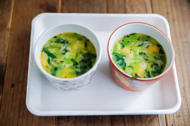 【コンビニ飯レシピ】超簡単&絶品!カップスープを使ったアレンジレシピ4選 カップスープ茶碗蒸し 茶碗蒸しの素を器に入れた様子